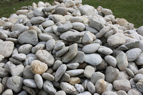 Kamenclub.ru: Бело-серый валунчик фр.100-300 мм.  купить в Ижевске крупный камень для ландшафта серый, белый бело-серый валун крупная галька 4500 руб/т   фото КАМЕНЬ КЛУБ