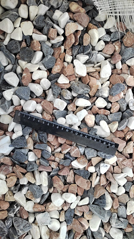 Kamenclub.ru: Мраморная крошка (щебень галтованный микс:белый-зеленый-розовый) фр.20-40 мм.  купить в Ижевске мрамор белый, зеленый, розовый мрамор декоративный (галтовка) 15500 руб/т   фото КАМЕНЬ КЛУБ