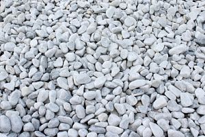 Kamenclub.ru: Мраморная крошка (щебень галтованный белый) фр.10-20 мм.  купить в Ижевске мрамор белый, молочный, айвори окатанный округлый декоративный ландшафтный щебень 17000 руб/т   фото КАМЕНЬ КЛУБ