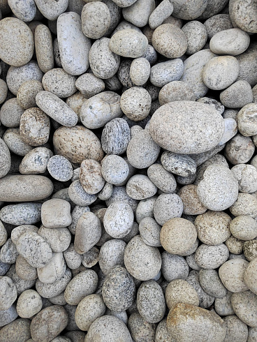 Kamenclub.ru: Галька речная окат (серо-белая) фр. 70-120 мм купить  в Ижевске галька галечник бело-серая, серо-белая, серая, белая речная природная галька  8000 руб/т   фото КАМЕНЬ КЛУБ