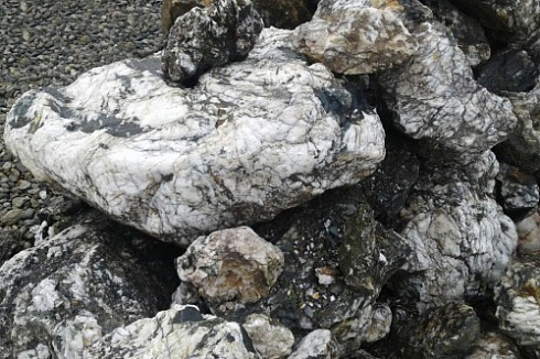 Kamenclub.ru: Черный гранит - кварцит фр. 100-500 мм.  купить в Ижевске мрамор гранит черный с белыми прожилками, серый, белый валун скальный колотый 7000 руб/т   фото КАМЕНЬ КЛУБ