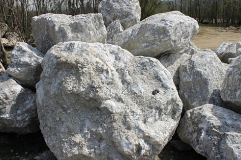 Kamenclub.ru: Мраморизированный известняк фр.500-1500 мм.  купить в Ижевске    10000 руб/т   фото КАМЕНЬ КЛУБ