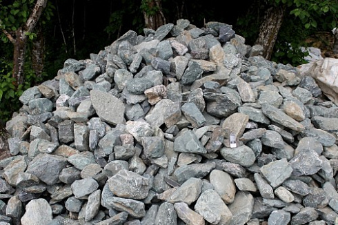 Kamenclub.ru: Гранит скальник (серо-зеленый) фр. 100-500 мм.  купить в Ижевске гранит зеленый, серый, салатовый крупный ландшафтный валун 6 000 руб/т   фото КАМЕНЬ КЛУБ