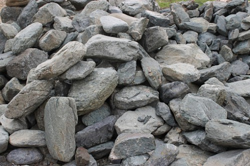 Kamenclub.ru: Гранит скальник (серо-зеленый) фр. 100-500 мм.  купить в Ижевске гранит зеленый, серый, салатовый крупный ландшафтный валун 6 000 руб/т   фото КАМЕНЬ КЛУБ