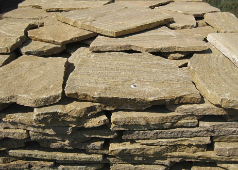 Kamenclub.ru: Песчаник пластушка желтый с рисунком (3 см)  купить в Ижевске песчаник желтый с рисунком, рыжий, желтый песчаник пластушка ландшафтная рваная 8 500 руб/м3   фото КАМЕНЬ КЛУБ