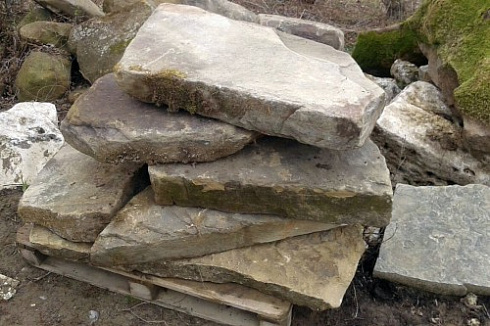 Kamenclub.ru: Песчаник плиты - плахи - пошаговые дорожки (фр. 70-150 мм)  купить в Ижевске песчаник серый бежевый желтый зеленый колотый песчаник строительный 6500 руб/т   фото КАМЕНЬ КЛУБ