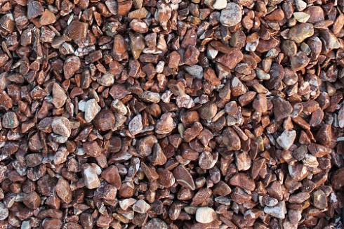 Kamenclub.ru: Мраморная крошка (щебень галтованный розовый) фр.5-10 мм.  купить в Ижевске мрамор розовый, красный окатанный мраморный щебень декоративный ландшатфный 15000 руб/т   фото КАМЕНЬ КЛУБ