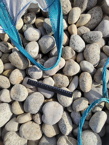 Kamenclub.ru: Галька речная окат (серо-белая) фр. 70-120 мм купить  в Ижевске галька галечник бело-серая, серо-белая, серая, белая речная природная галька  8000 руб/т   фото КАМЕНЬ КЛУБ