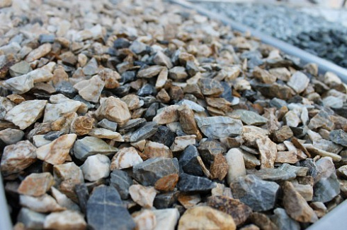 Kamenclub.ru: Мраморная крошка (щебень крошка медовый), фр. 10-20 мм.  купить в Ижевске песчаник бежевый, серый каменная ландшафтная крошка  12000 руб/т   фото КАМЕНЬ КЛУБ