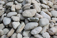 Kamenclub.ru: Бело-серый валунчик фр.100-300 мм.  купить в Ижевске крупный камень для ландшафта серый, белый бело-серый валун крупная галька 4500 руб/т   фото КАМЕНЬ КЛУБ