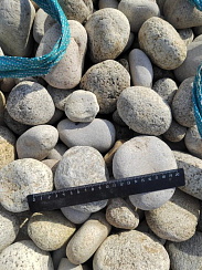 Kamenclub.ru: Галька речная окат (серо-белая) фр. 70-120 мм купить  в Ижевске галька галечник бело-серая, серо-белая, серая, белая речная природная галька  8000 руб/т   фото КАМЕНЬ КЛУБ