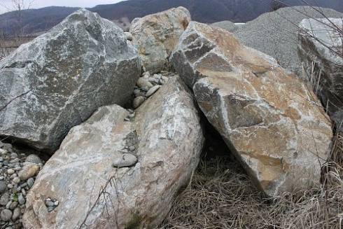 Kamenclub.ru: Гранит скальник (серо-зеленый) фр. 500-1500 мм.  купить в Ижевске гранит мрамор  серый зеленый темно-серый глыба скальная колотая ландшафтная 7 500 руб/т   фото КАМЕНЬ КЛУБ