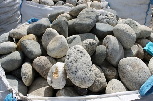 Kamenclub.ru: Речной валун (Ассорти) фр.100-300 мм.  купить в Ижевске галечник серый, темно-серый, светло-серый речная галька крупных размеров 4200 руб/т   фото КАМЕНЬ КЛУБ