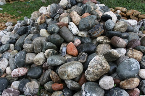 Kamenclub.ru: Ландшафтные валунчики фр.100-500 мм.  купить в Ижевске крупный природный камень серый, темно-серый, светло-серый речной валун крупный 4800 руб/т   фото КАМЕНЬ КЛУБ
