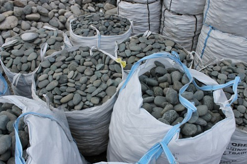 Kamenclub.ru: Темно-серый валунчик фр.100-300 мм.  купить в Ижевске крупный природный камень серый, темно-серый, светло-серый речная галька большого размера окатанная 4500 руб/т   фото КАМЕНЬ КЛУБ