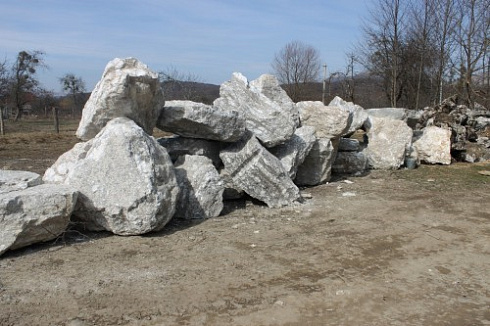 Kamenclub.ru: Мраморизированный известняк фр.500-1500 мм.  купить в Ижевске    10000 руб/т   фото КАМЕНЬ КЛУБ