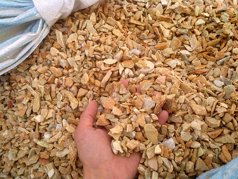 Kamenclub.ru: Щебень крошка желтый (ЗЛАТОЛИТ) фр. 10-20 мм.  купить в Ижевске златолит бежевый, золотистый, желтый каменная декоративная крошка щебня златолита 10800 руб/т   фото КАМЕНЬ КЛУБ