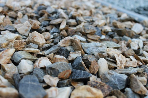 Kamenclub.ru: Мраморная крошка (щебень крошка медовый), фр. 10-20 мм.  купить в Ижевске песчаник бежевый, серый каменная ландшафтная крошка  12000 руб/т   фото КАМЕНЬ КЛУБ