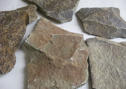 Kamenclub.ru: Песчаник пластушка "фонтанка" серо-зеленая (3,0-5,0 см)  купить в Ижевске песчаник серо-зеленая колотые плитки облицовочные пластушки 11400 руб/м3   фото КАМЕНЬ КЛУБ