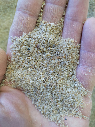 Кварцевый песок для площадок фр. 0,6-1,2 мм.  купить в Ижевске фото Камень Клуб