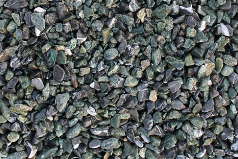 Kamenclub.ru: Мраморная крошка (щебень галтованный микс:зеленый-черный) фр.10-20 мм.  купить в Ижевске мрамор зеленый, черный декоративные ландшафтные окатанные округлые камни щебня 14500 руб/т   фото КАМЕНЬ КЛУБ
