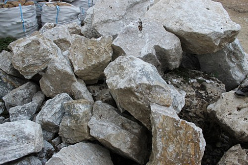 Kamenclub.ru: Мраморизированный известняк фр. 100-500 мм.  купить в Ижевске известняк серый белый темно-серый сероватый валун природного образования окатанный 10500 руб/т   фото КАМЕНЬ КЛУБ