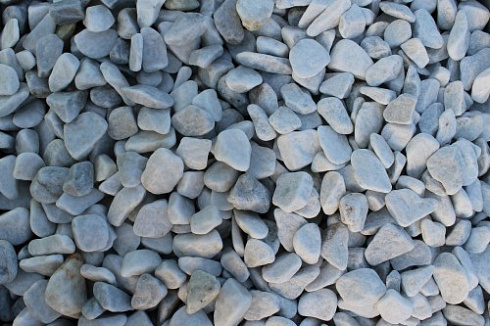 Kamenclub.ru: Мраморная крошка (щебень галтованный белый), фр.20-40 мм.  купить в Ижевске мрамор белый бежевый молочный мраморный щебень декоративный 17000 руб/т   фото КАМЕНЬ КЛУБ