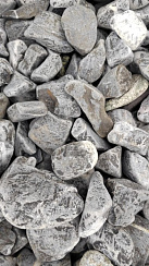 Kamenclub.ru: Щебень галтованный черный (мрамор) фр.40-70 мм.  купить в Ижевске мрамор черный с белыми прожилками, черный, белый щебень галтованный округлый 13500 руб/т   фото КАМЕНЬ КЛУБ