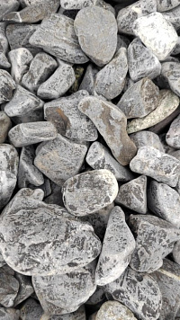 Kamenclub.ru: Щебень галтованный черный (мрамор) фр.40-70 мм.  купить в Ижевске мрамор черный с белыми прожилками, черный, белый щебень галтованный округлый 13500 руб/т   фото КАМЕНЬ КЛУБ