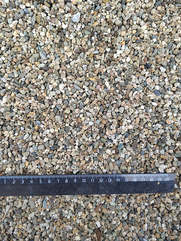 Kamenclub.ru: Галька речная окат (серая) фр.3-5 мм купить  в Ижевске галька речная серая бежевый темно-серый окатанный речной камень округлый 9500 руб/т   фото КАМЕНЬ КЛУБ