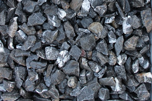 Kamenclub.ru: Щебень крошка черный (мрамор) фр. 40-70 мм.  купить в Ижевске мрамор черный с белыми прожилками, черный, белый декоративный щебень 11000 руб/т   фото КАМЕНЬ КЛУБ