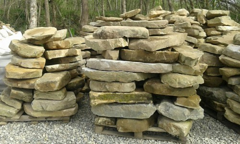 Kamenclub.ru: Песчаник плиты - плахи - пошаговые дорожки (фр. 70-150 мм)  купить в Ижевске песчаник серый бежевый желтый зеленый колотый песчаник строительный 6500 руб/т   фото КАМЕНЬ КЛУБ