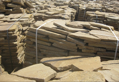 Kamenclub.ru: Песчаник пластушка желтый с рисунком (3 см)  купить в Ижевске песчаник желтый с рисунком, рыжий, желтый песчаник пластушка ландшафтная рваная 8 500 руб/м3   фото КАМЕНЬ КЛУБ