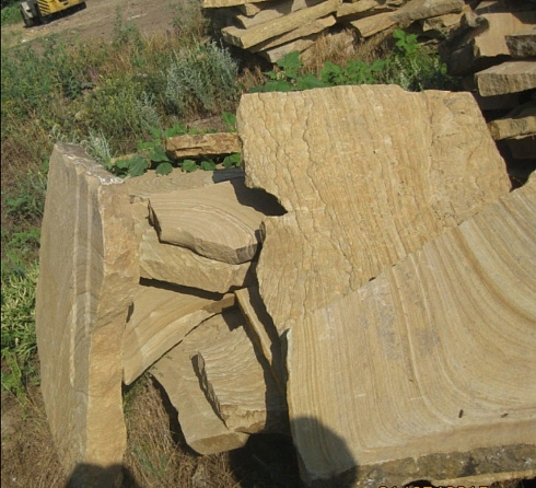 Kamenclub.ru: Форматный камень (плаха) пошаговая дорожка от 70-150 см (4 -12 см)  купить в Ижевске плитняк  форматный плаха желтый песчаник 9 000 руб/т   фото КАМЕНЬ КЛУБ