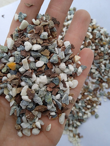 Kamenclub.ru: Мраморная крошка (щебень крошка микс : белый-черный-розовый) фр. 3-5 мм.  купить в Ижевске мрамор белый, черный, розовый, разноцветный мраморная каменная крошка декорвтивная 12000 руб/т   фото КАМЕНЬ КЛУБ