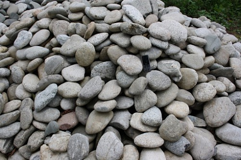 Kamenclub.ru: Галька речная плоская (бело-серая) фр. 100-200-300 мм. купить  в Ижевске галька речная плоская серый, белый, бело-серый, серо-белый речная галька плоская  9000 руб/т   фото КАМЕНЬ КЛУБ