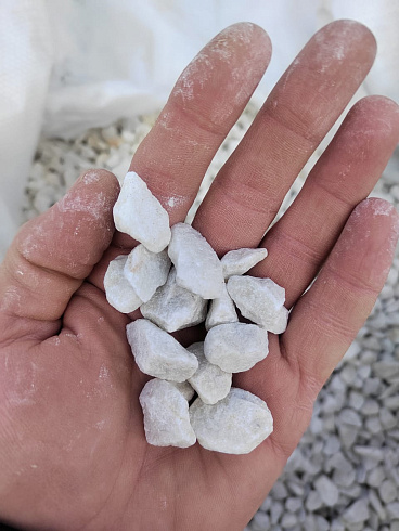 Kamenclub.ru: Мраморная крошка, щебень, цвет-белый, фр. 10-20 мм.  купить в Ижевске мрамор белый, молочный айвори каменная ландшафтная декоративная крошка шебня 12000 руб/т   фото КАМЕНЬ КЛУБ