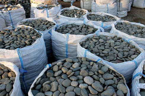 Kamenclub.ru: Галька речная плоская (темно-серая) фр. 100-200-300 мм. купить  в Ижевске галька речная плоская темно-серый, серый, синий речной галечник плоский 9000 руб/т   фото КАМЕНЬ КЛУБ