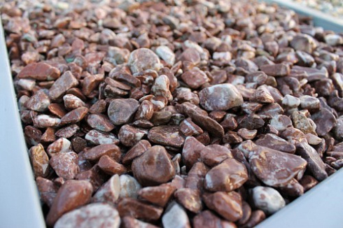 Kamenclub.ru: Мраморная крошка (щебень галтованный розовый) фр.10-20 мм.  купить в Ижевске мрамор розовый, красный ландшафтный декоративный окатанный округлый щебень 15000 руб/т   фото КАМЕНЬ КЛУБ