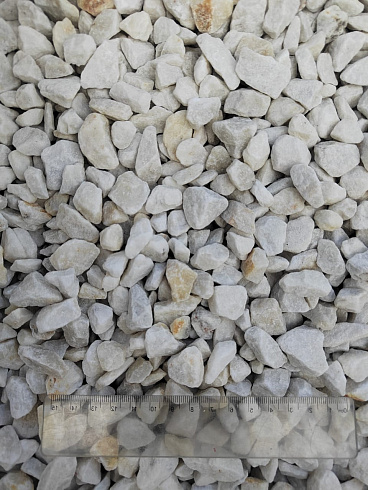 Kamenclub.ru: Мраморная крошка, щебень, цвет-белый, фр. 10-20 мм.  купить в Ижевске мрамор белый, молочный айвори каменная ландшафтная декоративная крошка шебня 12000 руб/т   фото КАМЕНЬ КЛУБ