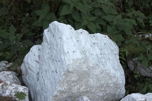 Kamenclub.ru: Мраморизированный известняк фр. 100-500 мм.  купить в Ижевске известняк серый белый темно-серый сероватый валун природного образования окатанный 10500 руб/т   фото КАМЕНЬ КЛУБ