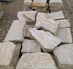 Kamenclub.ru: Песчаник пластушка желтый с рисунком (7-15 см)  купить в Ижевске плитняк - пластушка - бут желтый песчаник 10200 руб/м3   фото КАМЕНЬ КЛУБ