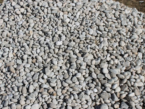 Kamenclub.ru: Галька речная окат (серо-белая) фр. 70-120 мм купить  в Ижевске галька галечник бело-серая, серо-белая, серая, белая речная природная галька  8000 руб/т   фото КАМЕНЬ КЛУБ