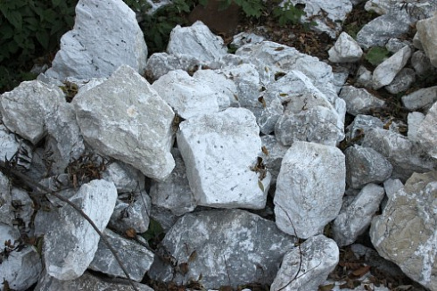 Kamenclub.ru: Мраморизированный известняк фр. 100-500 мм.  купить в Ижевске известняк серый белый темно-серый сероватый валун природного образования окатанный 10500 руб/т   фото КАМЕНЬ КЛУБ