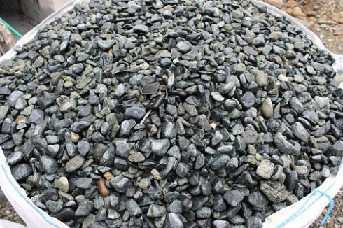 Kamenclub.ru: Щебень галтованный зеленый (змеевик) фр. 20-40 мм.  купить в Ижевске мрамор зеленый, салатовый оголтованный щебень мраморный 12500 руб/т   фото КАМЕНЬ КЛУБ