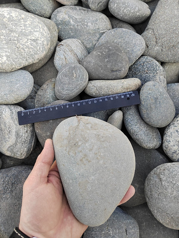 Kamenclub.ru: Галька речная плоская (ассорти) фр. 70-150 мм. купить  в Ижевске галька галечник серый белый темно-серый синий светло-серый плоская природная галька  9000 руб/т   фото КАМЕНЬ КЛУБ