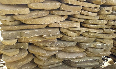 Kamenclub.ru: Песчаник колотый для облицовки (фр. 2-3 см)  купить в Ижевске песчаник бежевый серый рыжий песчаник строительный 5000 руб/т   фото КАМЕНЬ КЛУБ