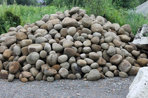 Kamenclub.ru: Песчаник ядра, фр. 100-300 мм  купить в Ижевске песчаник бежевый серый рыжий речная галька 5 000 руб/т   фото КАМЕНЬ КЛУБ