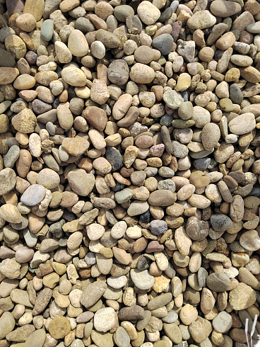 Kamenclub.ru: Галька речная окат рыжая фр. 20-40 мм. купить  в Ижевске галька речная окатанная рыжая желтая серая округлая речная галька 5000 руб/т   фото КАМЕНЬ КЛУБ