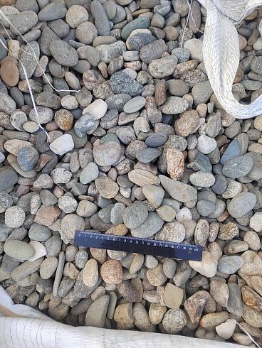 Kamenclub.ru: Галька речная окат (пестрая) фр. 20-40 мм. купить  в Ижевске галька речная пестрая, серая, серые оттенки галька речная окатанная округлая 5000 руб/т   фото КАМЕНЬ КЛУБ